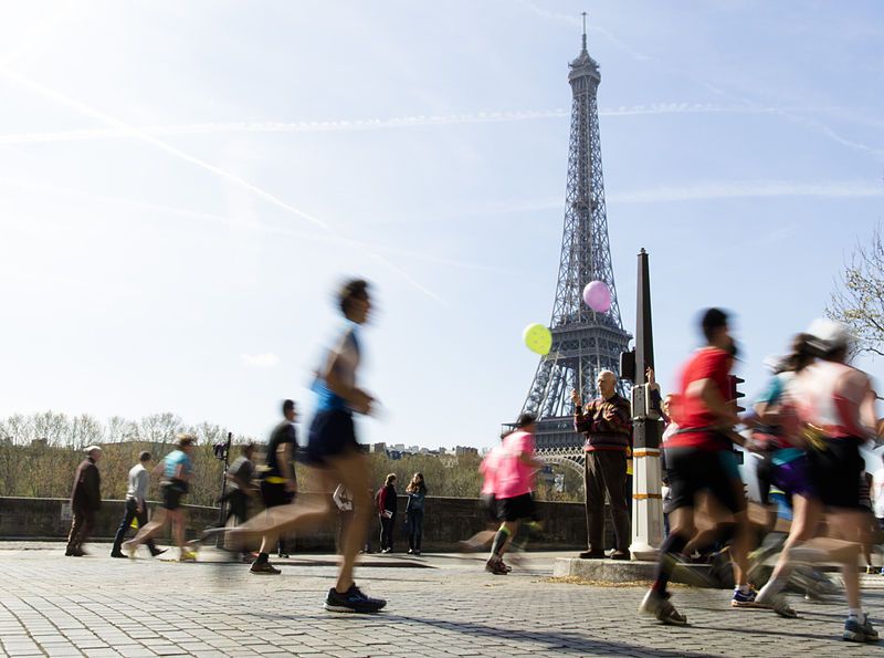 Courir à Paris, devant la Tour Eiffel