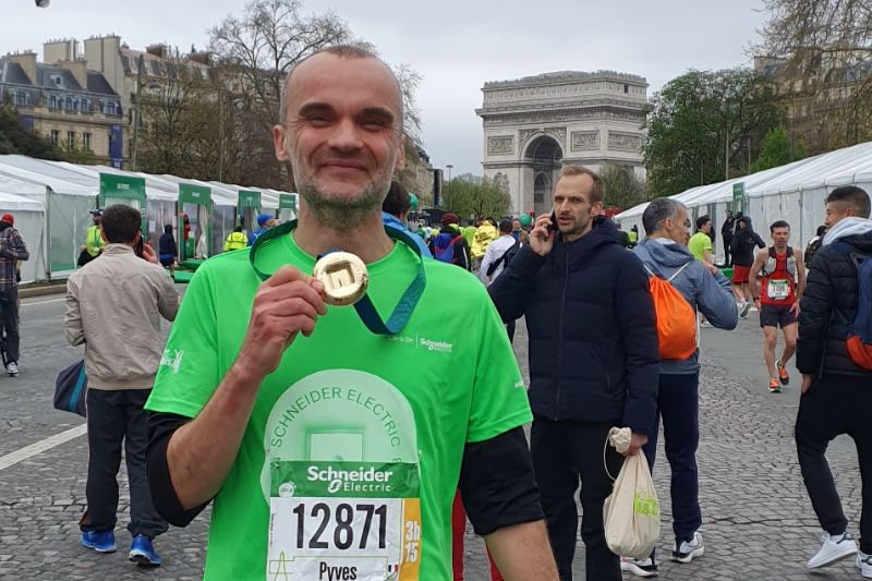 Pierre-Yves avec la médaille du Marathon de Paris 2023