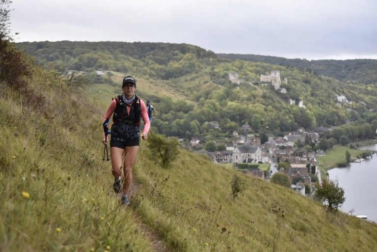 Coureuse sur le parcours du Trail des Rois Maudits