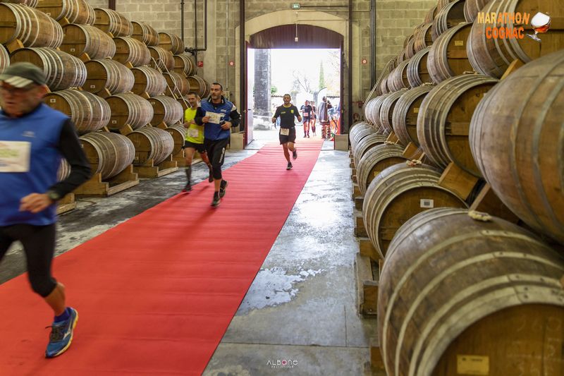 Les coureurs traversent un chai de Cognac lors du Marathon du Cognac