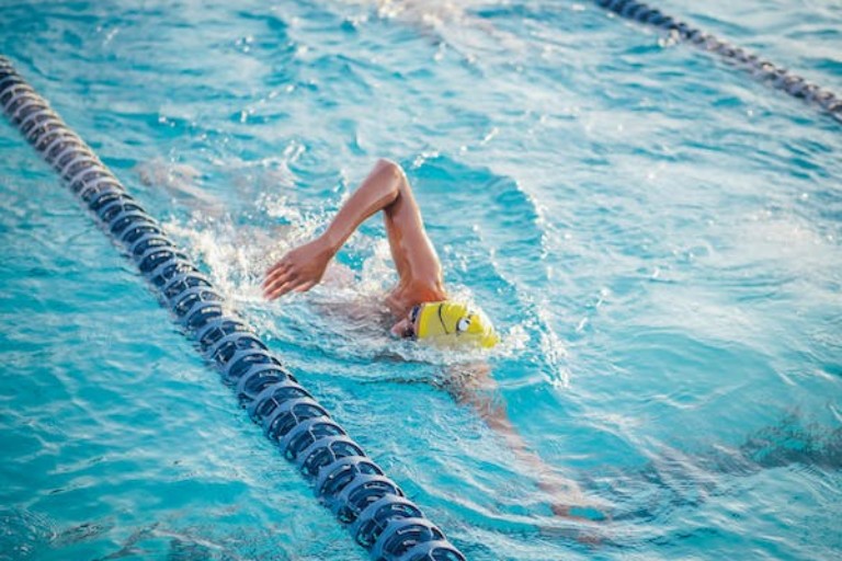 Crawl : Les fondamentaux pour bien nager - RunMotion Coach Running