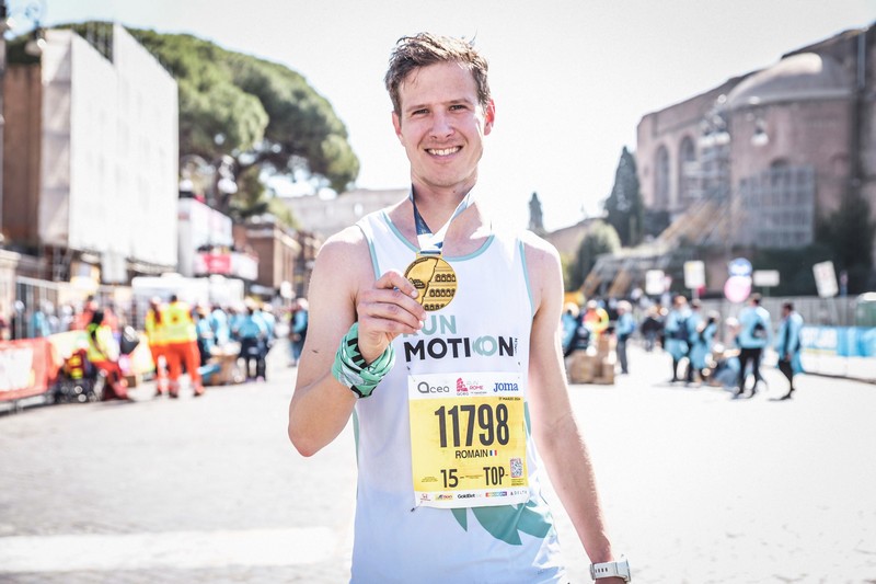 Romain ADAM à l'arrivée avec la médaille de finisher du Marathon de Rome 2024