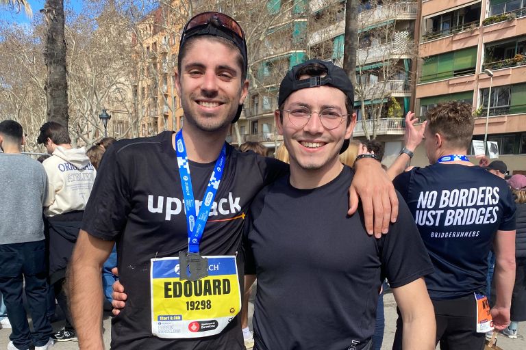 Edouard, tout sourire, avec sa médaille de finisher du Marathon de Barcelone