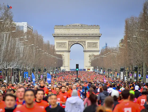 L'avenue des Champs-Elysées avec l'Arc de Triomphe en fond remplie de coureurs lors du 10km des Champs Elysées !