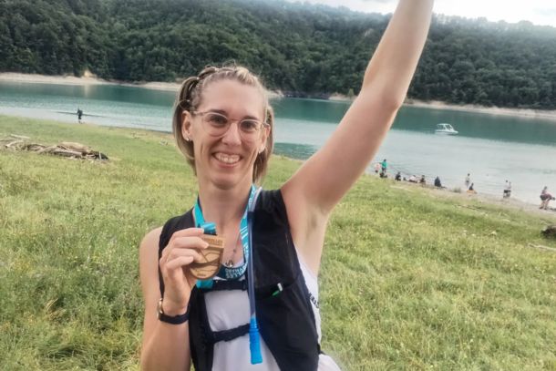 Fanny, tout sourire, avec sa médaille de finisher sur le Trail du Drac