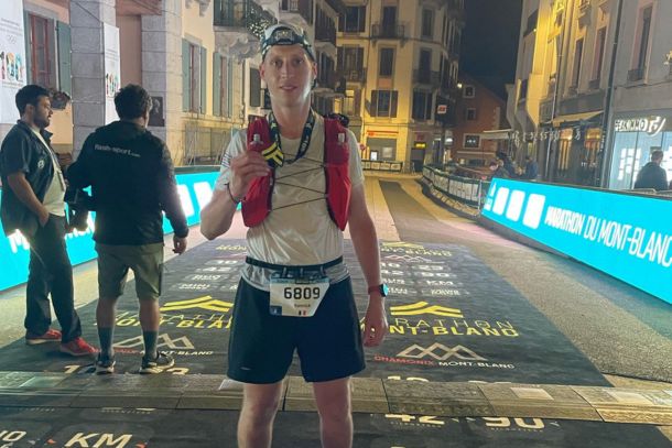 Yannick avec sa médaille de finisher du 90km du Marathon du Mont-Blanc