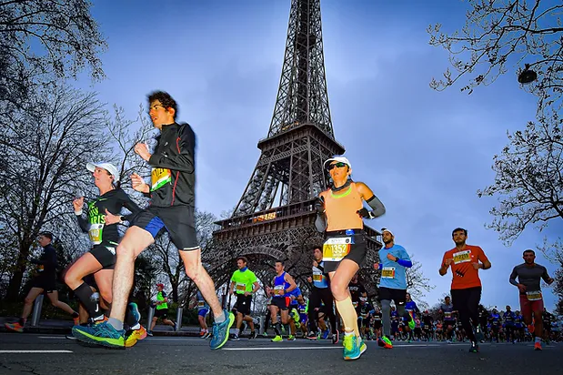 Passage sous la Tour Eiffel pour les 10km de la Tour Eiffel