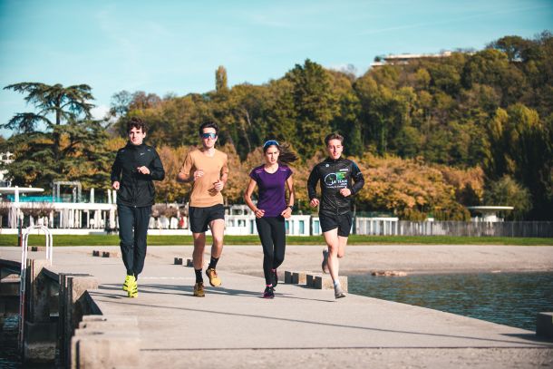 Courir en automne en groupe