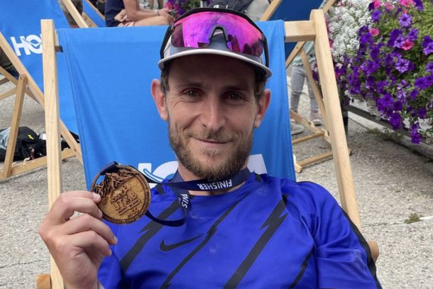 Julien avec sa médaille de finisher de la MCC