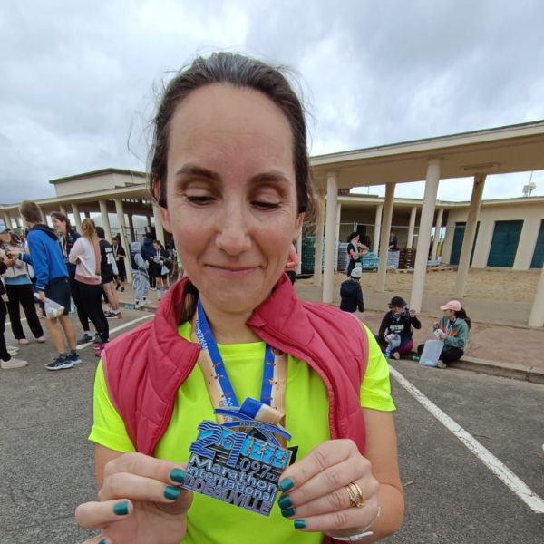 Pauline, avec sa médaille de finisher, après le semi-marathon de Deauville