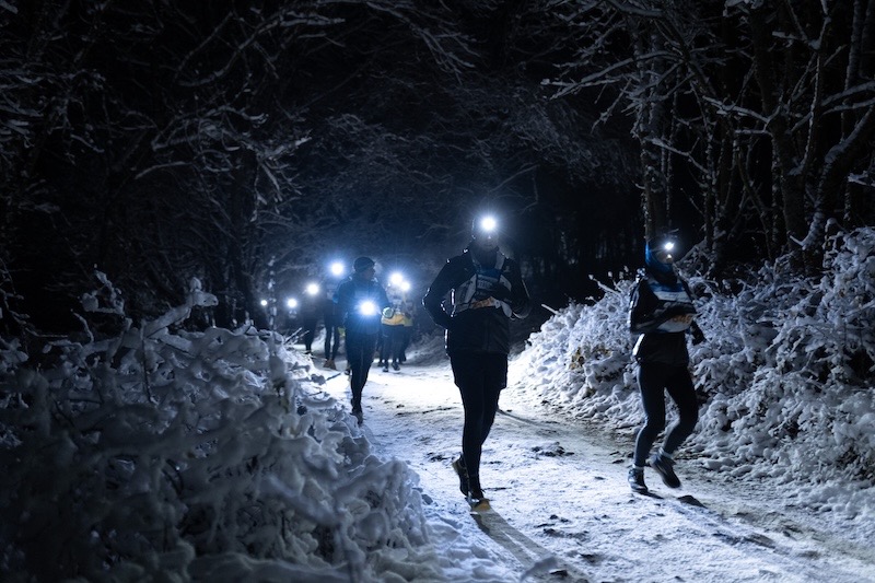 Coureurs de nuits avec la frontale sur la Asics SaintéLyon 2024, ©Kévin Carpin