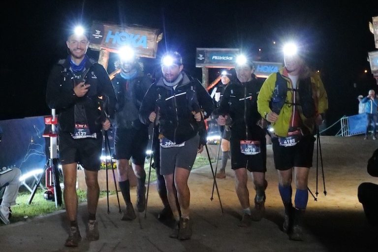 Coureurs avec des frontales sur le trail des Templiers