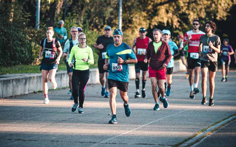 Coureur s'echauffant avant une seance intense pour prevenir les blessures en course a pied.