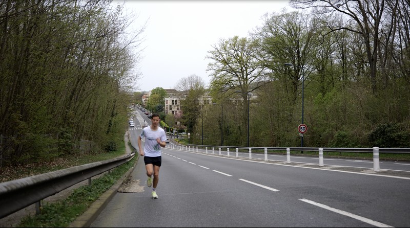 Coureur à l'entraînement sur parcours exigeant pour le Marathon pour Tous Paris 2024.