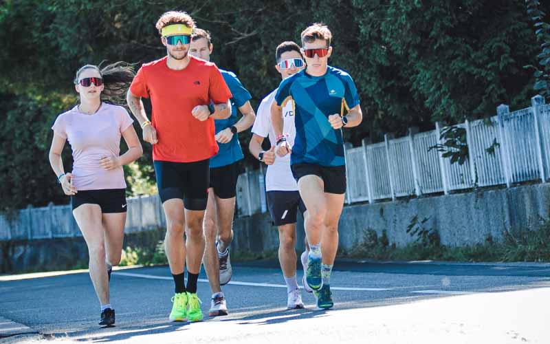 Coureur sur route effectuant des exercices pour éviter les blessures en course à pied.