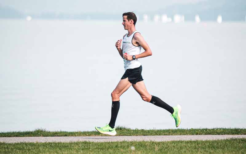 Coureur en entraînement régulier pour éviter les blessures en course à pied.