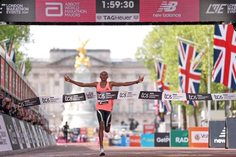 Sabastian Sawe franchit l’arrivée du marathon de Londres 2026 en 1h59:30, record sous 2 heures.