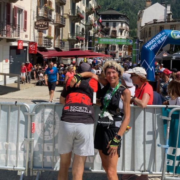 Majida, ganadora de su categoría W60 en el Marathon du Mont-Blanc, en la meta de Chamonix