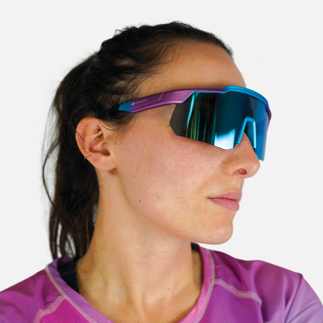 Traileuse portant les lunettes de trail RaidLight Dynamic