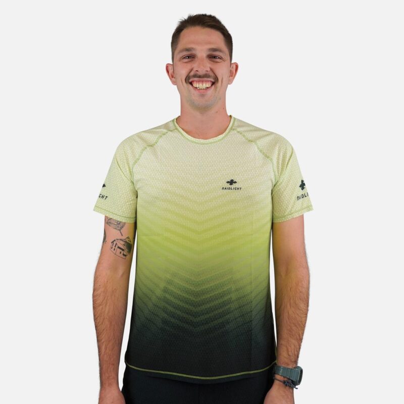 Traileur portant le maillot de trail anti-UV RaidLight Ecodry manches courtes homme