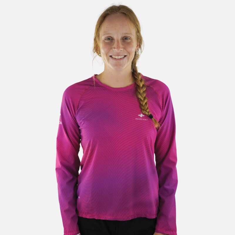 Maillot de trail manches longues anti-UV RaidLight Ecodry porté par une femme