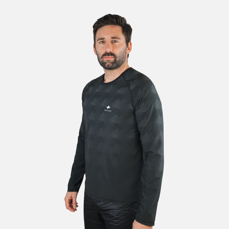 Maillot de trail manches longues anti-UV RaidLight Ecodry porté par un homme