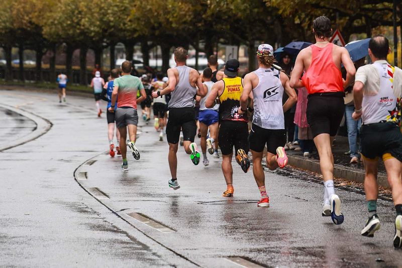 Läufer beim Frankfurt-Marathon im Regen