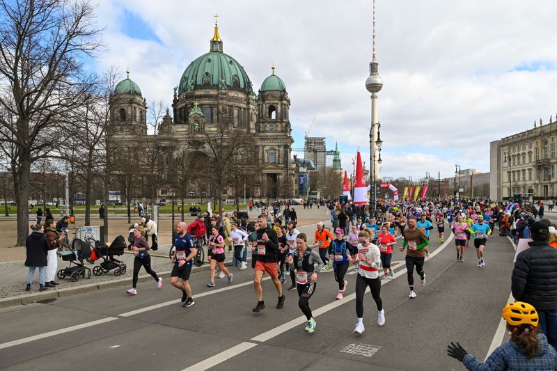 Runners of the Berlin Half Marathon in front of Berlin Cathedral